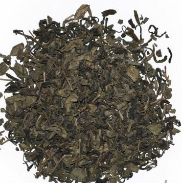   Príjemný, jemný a osviežujúci zelený čaj so zavinutými lístkami a svetložltým nálevom.           Zelený čaj sa vyrába tak, že...