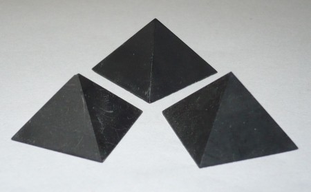 Extra kvalitná šungitová pyramída s obsahom šungitu cca 98%.          Šungitová pyramída je príkladom synergického účinku vlastností...