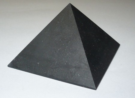 Extra kvalitná šungitová pyramída s obsahom šungitu cca 98%.          Šungitová pyramída je príkladom synergického účinku vlastností...