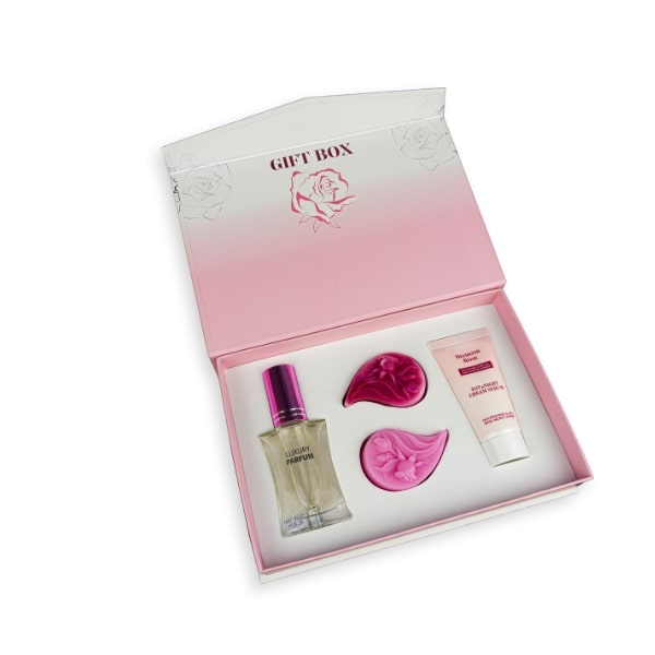 Darčekové balenie ružovej kozmetiky Diamond Rose obsahuje luxusný ružový parfum, ktorý nádherne prevonia ženskú pokožku, ošetrujúce...