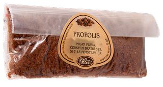 Propolis surový 20g Propolis je zmesou včelieho vosku a živíc, ktoré včely zbierajú z rastlín a stromov. V úli ho používajú na rôzne opravy. Propolis sa...