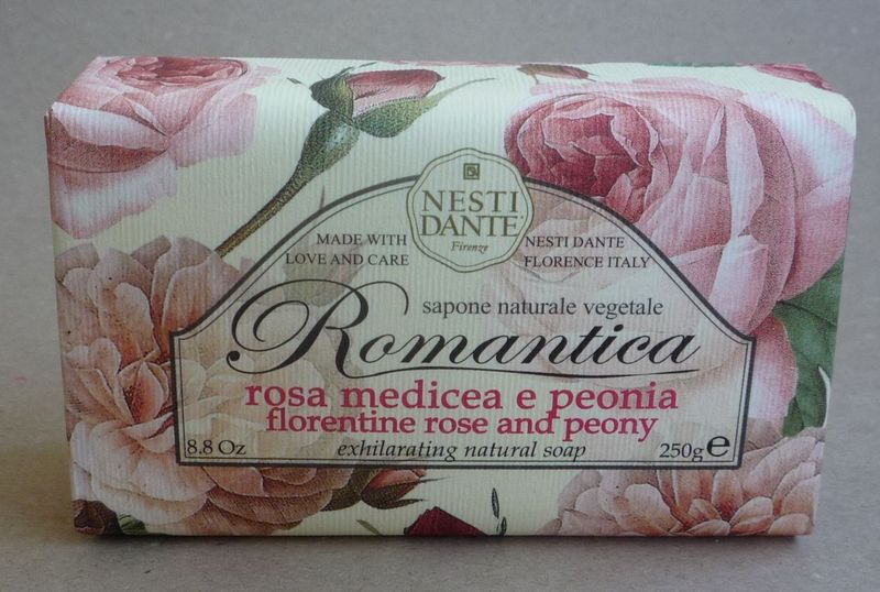 Prírodné glycerínové mydlo s vôňou ruže a pivónie, ktoré vám pripomenie nádhernú toskánsku prírodu Talianska .